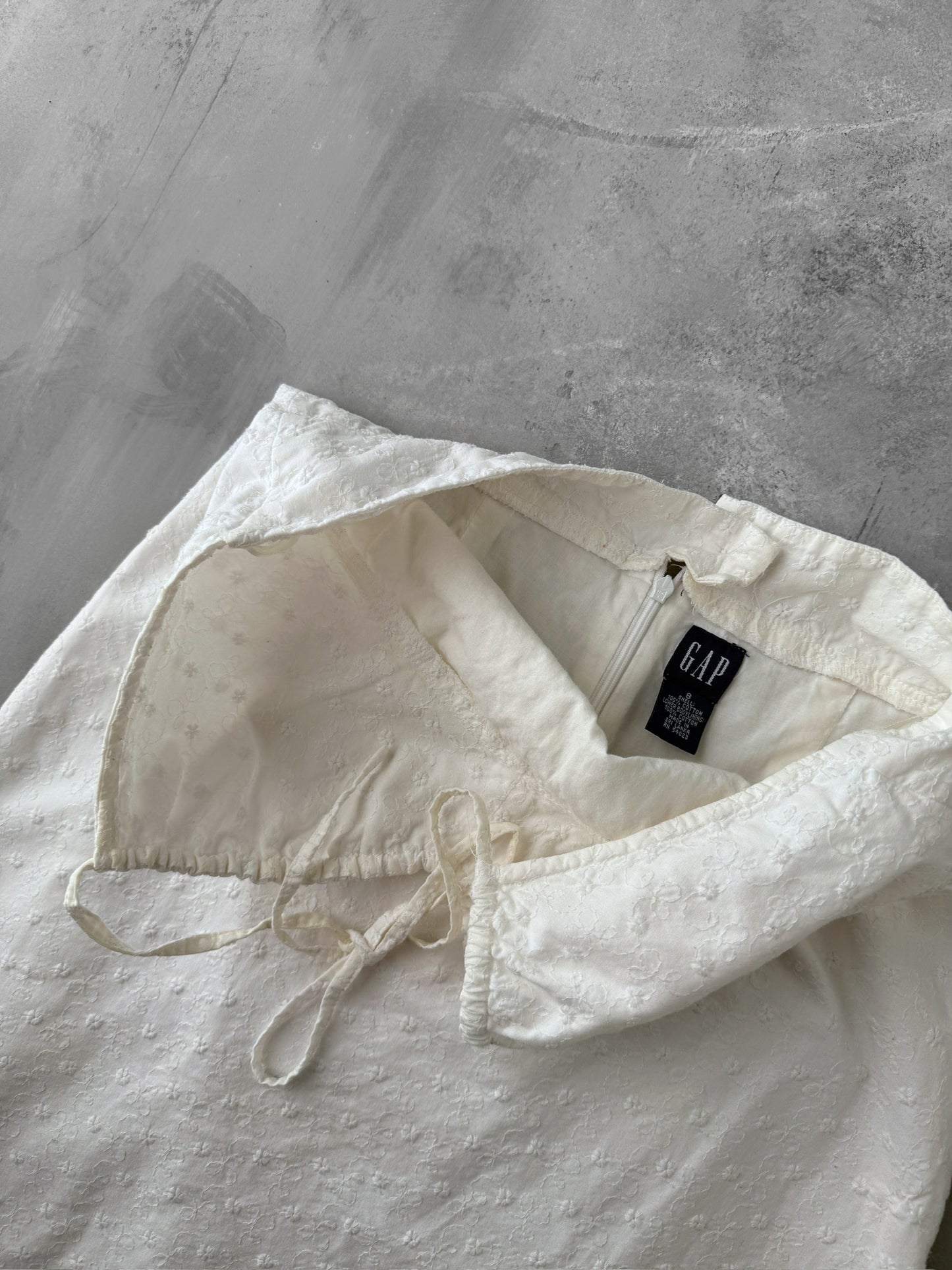 Embroidered White Halter Dress Y2K - Size 8