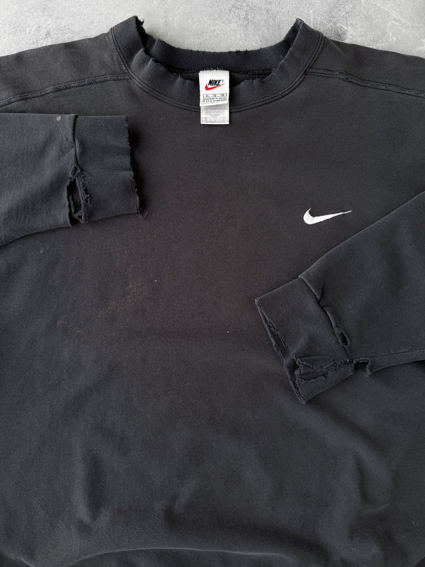 Distressed Nike Essential Black Sweatshirt 90's - XL